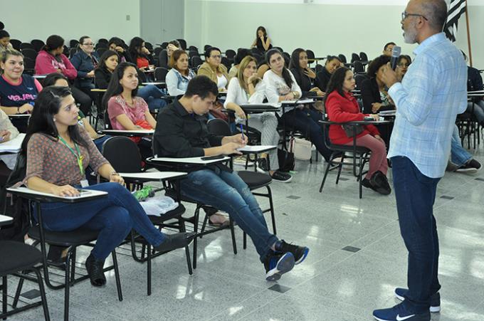 Professor Ricardo dos Anjos em palestra para estudantes de Pedagogia