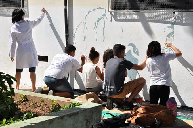 Alunos durante orientação e a produção do grafite