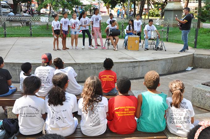 Apresentação musical feita no teatro de arena da praça 9 de Julho 