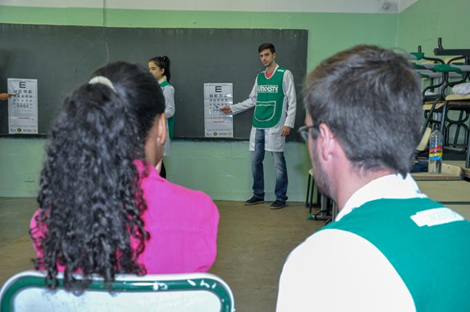 Aplicação de teste de acuidade para alunos da Escola Fátima Aparecida Costa Falcon