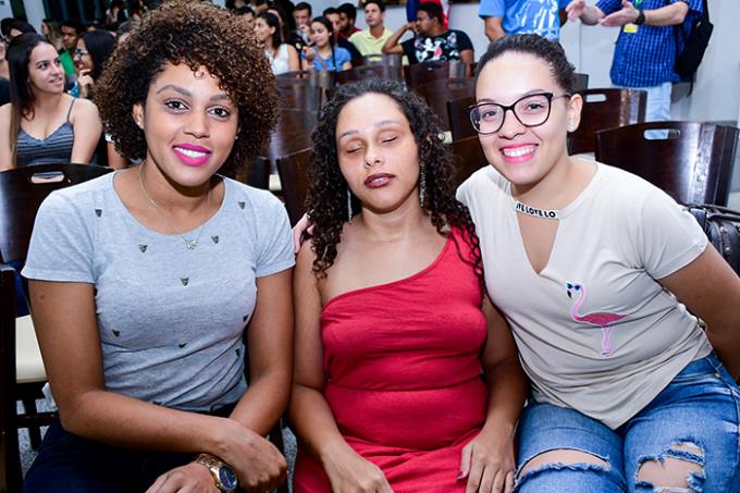 Stephanie (centro) cursa Pedagogia e faz estágio em escola municipal; na foto com as amigas Amanda Cruz e Micaela da Silva 