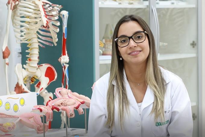 Karen é aluna do 2º termo da Medicina em Jaú e manifesta satisfação em estudar na Unoeste