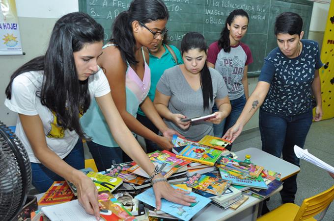 Trote dos cursos de Pedagogia ajuda a abastecer biblioteca