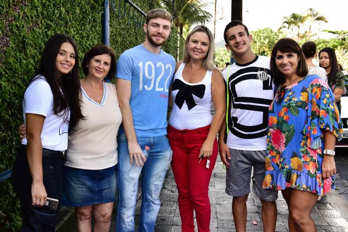 Jovens Nathalia, Lucas e Eduardo estavam acompanhados de suas mães e vieram de Santos (SP)