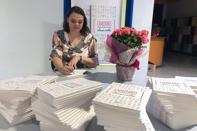 Ex-aluna da EAD lança livro sobre inclusão escolar de surdos