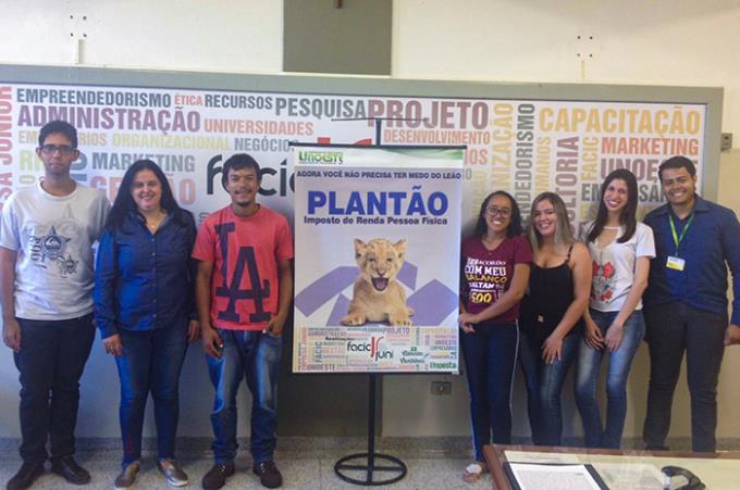 Professora Irene Caires com alguns dos alunos durante atendimento à comunidade na Facic Jr.