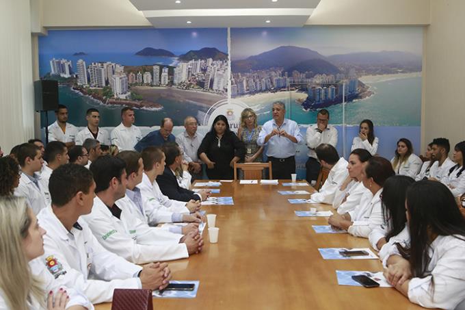 Estudantes da Medicina Guarujá são recebidos na prefeitura