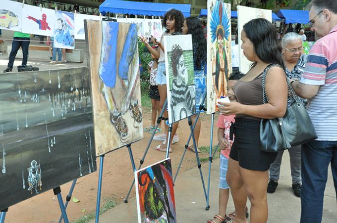 Exposição de telas ao lado do teatro de arena na praça 9 de julho