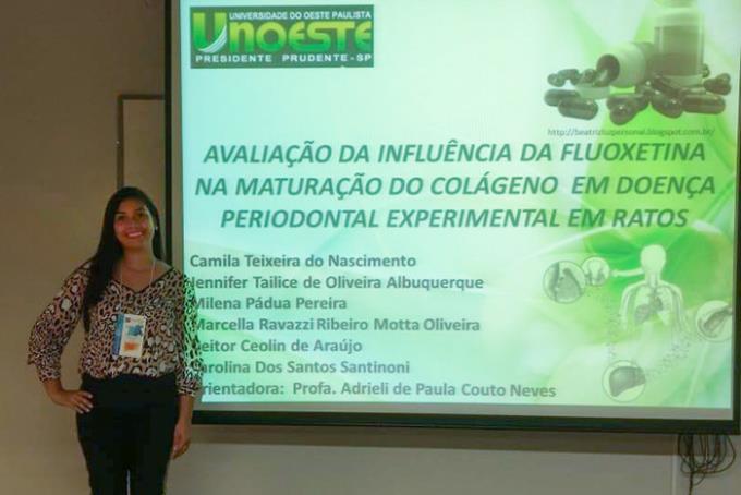 Camila durante a apresentação oral no Congresso da Faculdade de Odontologia da Unesp de Araçatuba
