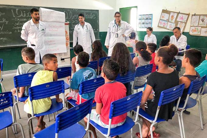 Palestras sobre obesidade, hipertensão e diabetes foram realizadas com adultos e crianças