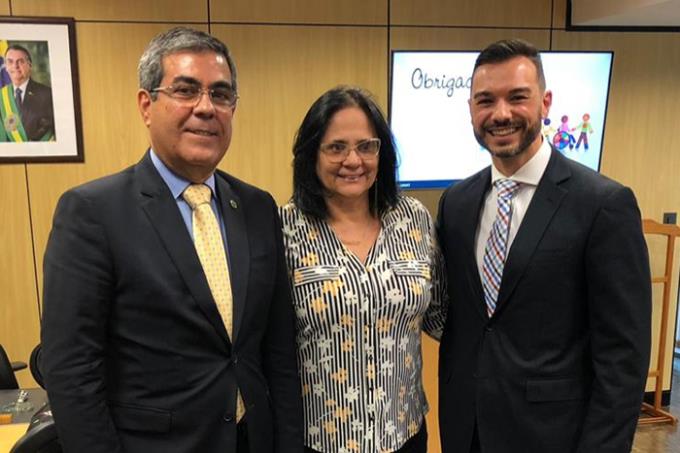 Dr. José Oliveira Costa Filho com a ministra Damares Alves e o vice-presidente da Associação Nacional de Peritos Federais, Luiz Argolo