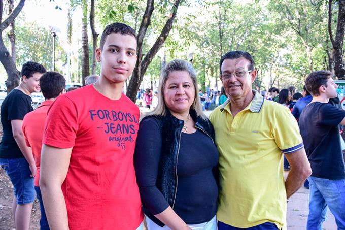 Ademir Júnior com seus pais Ademir Vieira e Rosenilda, de Maringá (PR)