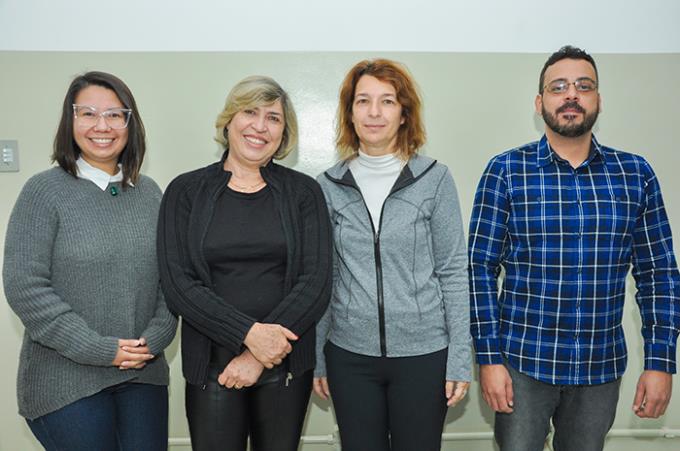 Adriana e sua orientadora Dra. Alba, juntamente com os avaliadores Dra. Cristina e Dr. Costa 