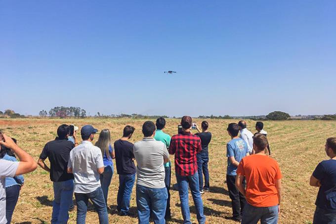 Curso oferece teoria e prática sobre uso agrícola de drones