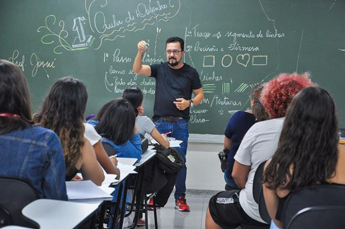 Projeto oferta aula de desenho para alunos de vários cursos