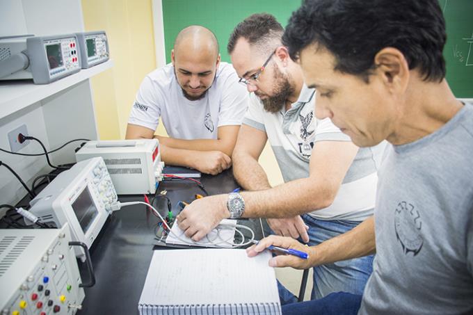 Laboratório de Eletrônica e Telecomunicações tem equipamentos de última geração para o desenvolvimento de iniciação científica.