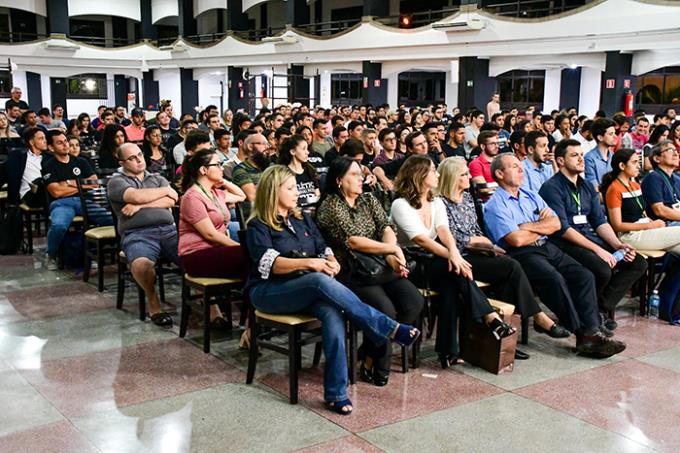 Palestras noturnas são realizadas no Salão do Limoeiro; jornada conta com quase 350 participantes 