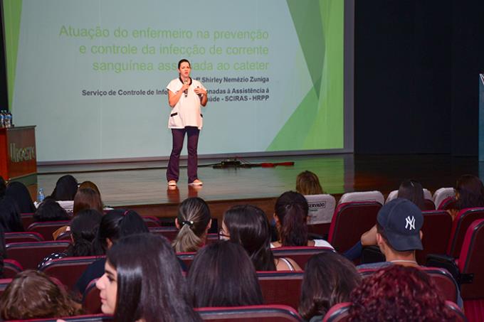 Shirley do Hospital Regional (HR) falou sobre a “Atuação do Enfermeiro na Prevenção e Controle de Infecção de Corrente Sanguínea Associada ao Cateter"