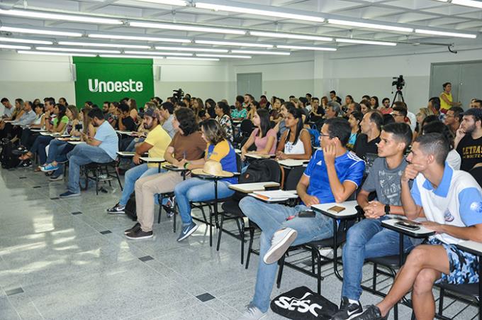 Conhecimento é compartilhado em evento com palestras rápidas