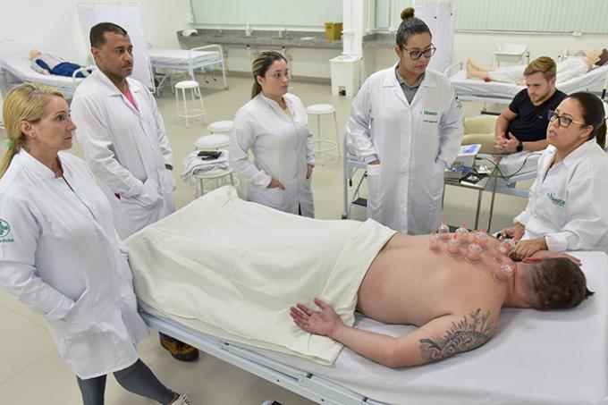 Unoeste oferece curso híbrido de Biomedicina em Guarujá