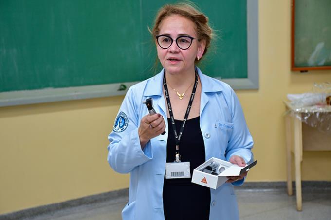 Dra. Maria Cristina Corazza apresenta ao grupo o aparelho otoscópio, que será utilizado nas triagens auditivas
