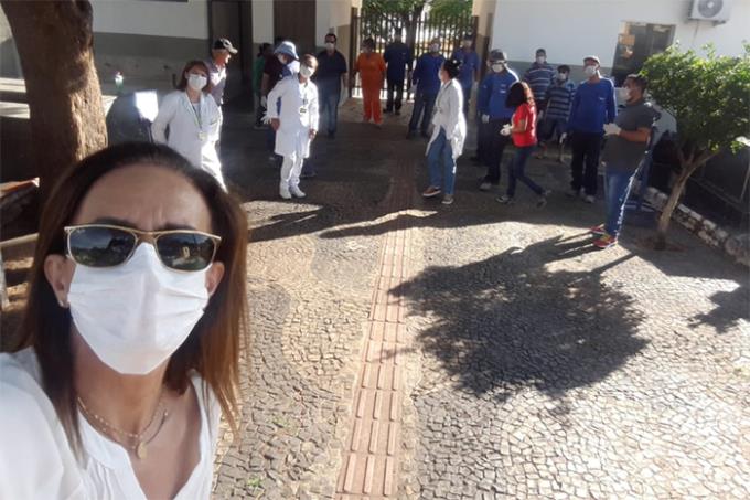 Equipes da VEM e Enfermagem na realização da ação no Cemitério São João Batista
