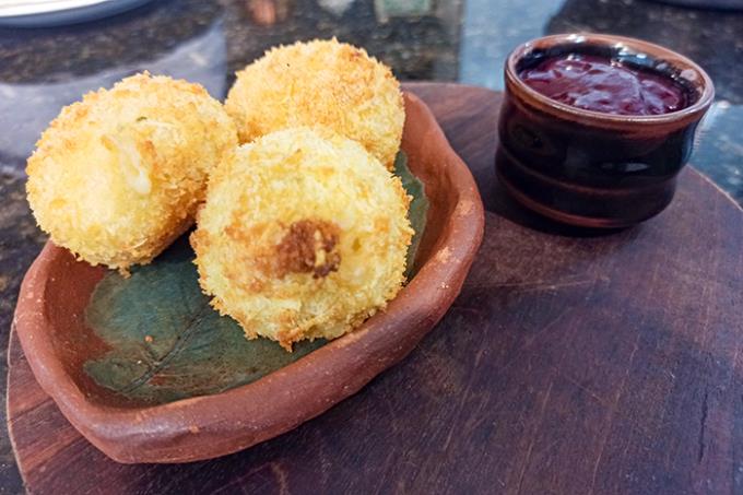 Arancini prato tradicional da ilha da Sicília, na Itália