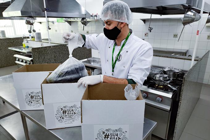 Preparação do box com os produtos para entrega na casa de aluno