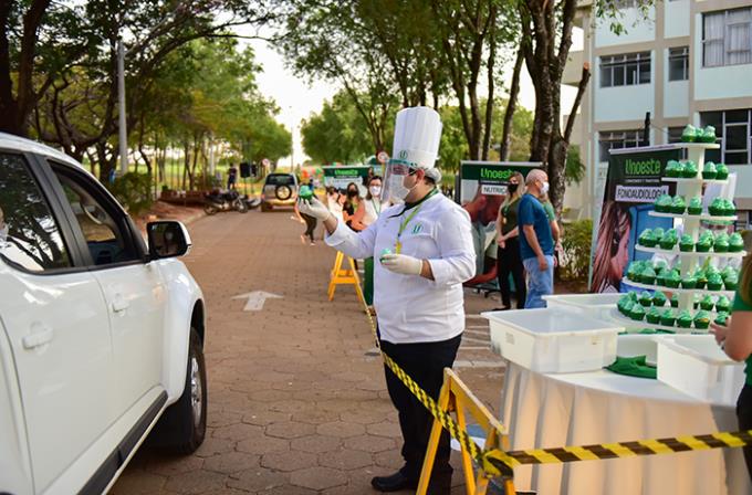 Os primeiros 200 participantes receberam cupcakes do curso de Gastronomia