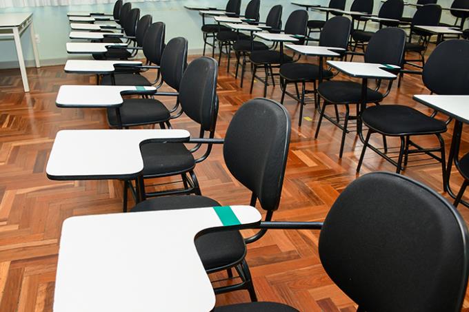 Salas de aula foram reorganizadas para as aulas; carteiras que podem ser ocupadas estão sinalizadas com adesivo verde, atendendo o distanciamento 