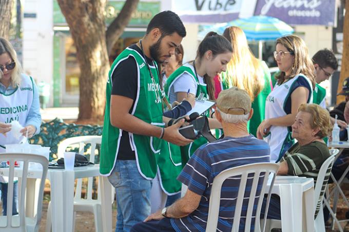 Estudantes da Faculdade de Medicina de Jaú em atendimento à população