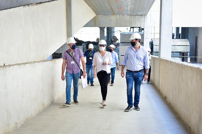 Reitora Ana Cristina em visita às obras do campus da Unoeste no Guarujá