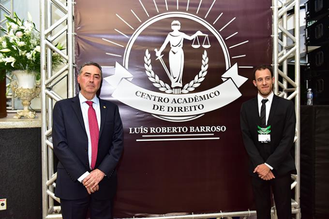 Ministro Dr. Luís Roberto Barroso e o presidente do Centro Acadêmico de Direito, João Pedro Martins Nascimento, em evento na Unoeste realizado em 2019