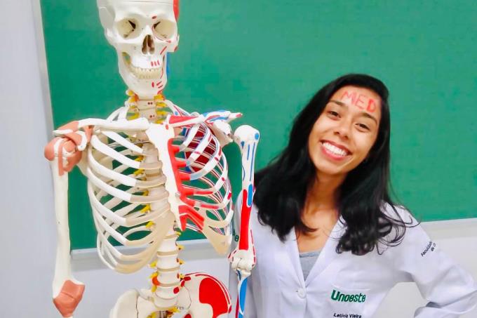 Natural de Guarujá, Letícia foi uma das selecionadas para cursar Medicina com a bolsa de estudos