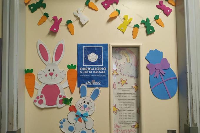 Decoração de Páscoa no ambiente da ala de pediatria 