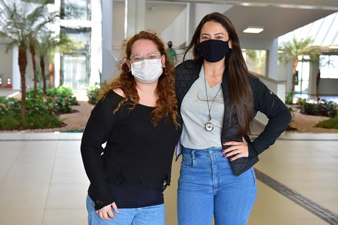 Fabiana Zaidan Cardoso dos Santos, 32, e Fernanda Zaidan Cardoso de Melo, 39, são irmãs, dentistas e vieram de Avaré para prestar a prova de Medicina