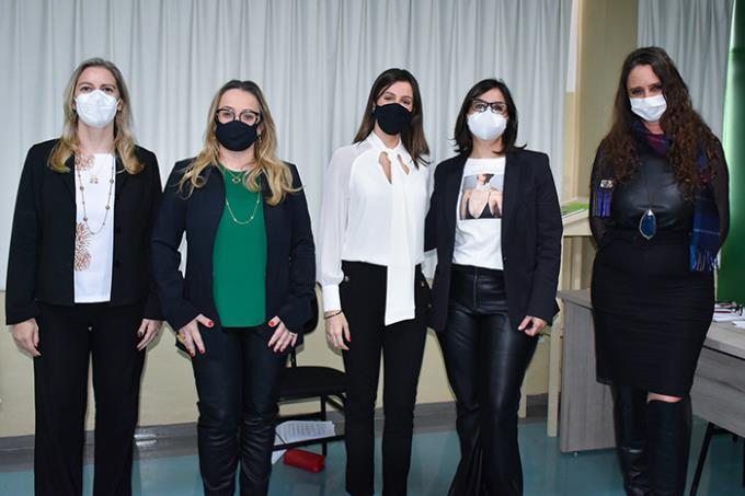 Gabriela Soriano ao centro, entre as doutoras Marilice Zundt, Fabíola Grecco, Caliê Castilho e Cláudia Bertan 
