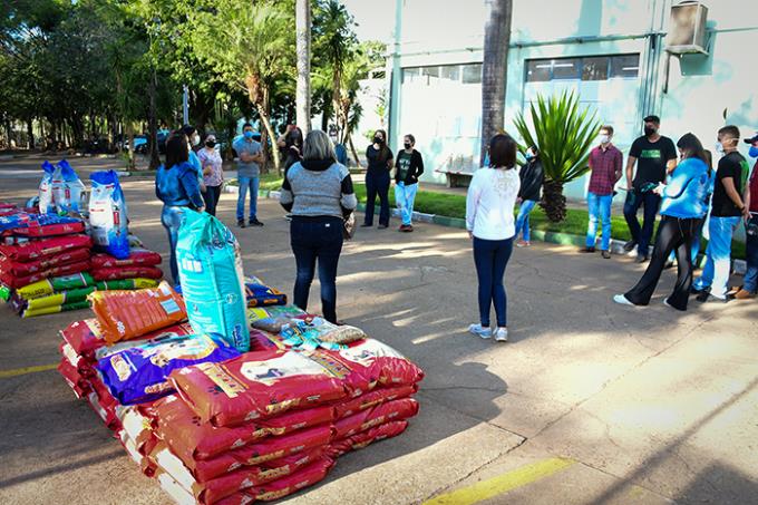 Alunos, professores e representantes de instituições protetoras do animais durante entrega