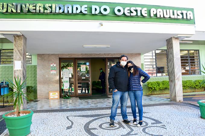 Ana Clara com o pai, Daniel Von Ah, comemoram a aprovação no vestibular de Medicina
