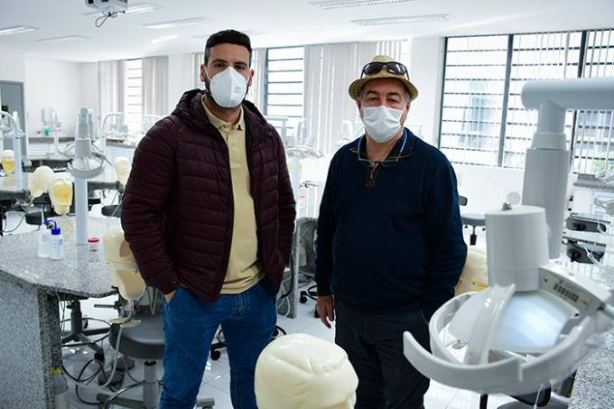 Odontologia forma profissionais para o Brasil e exterior