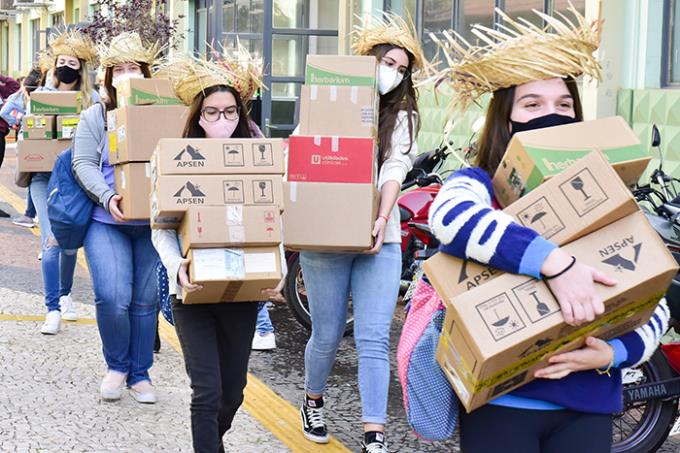 Medicina arrecada alimentos e medicamentos pelo Trote do Bem