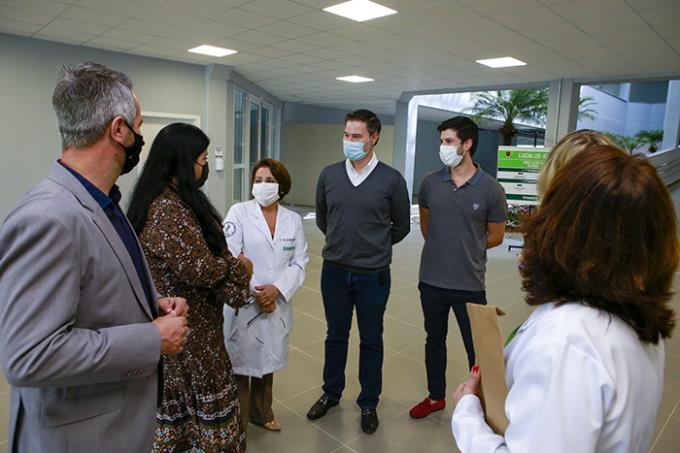 Medicina Guarujá recebe visita de comissão do MEC