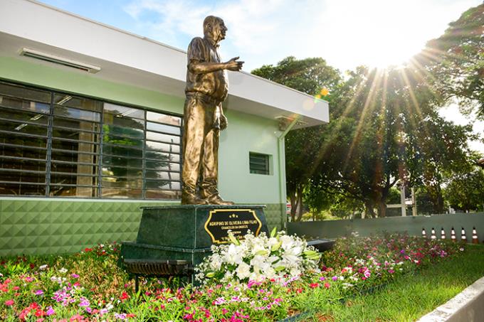 Estátua do professor Agripino em frente ao bloco A, do campus 1