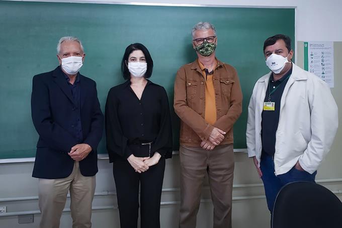 A médica Giovana Pelizari no dia da defesa de sua dissertação com os doutores Luiz Euribel, Ricardo Moliterno e Ricardo Benetti