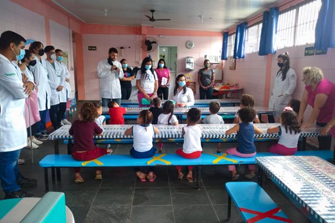 Ação preventiva com as crianças da creche Neic Manoel Araújo, na Vila Edna