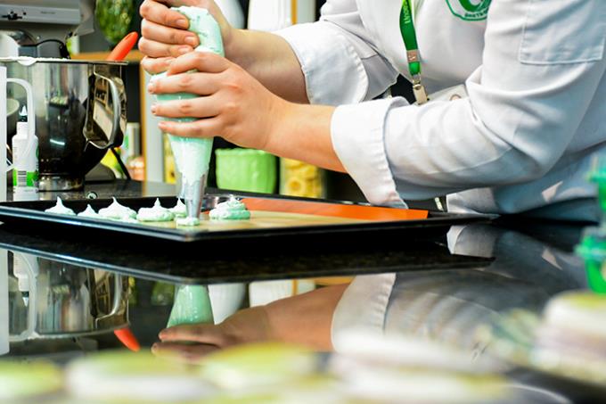 Dicas e técnicas: chef Mariane Sato demonstrou todo o preparo do macaron