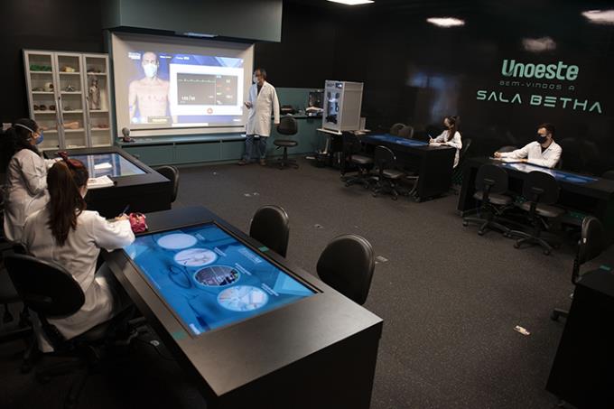 Sala Betha está presente em todos os campi e reúne tecnologias de ponta para aprendizado dos futuros profissionais da área da saúde