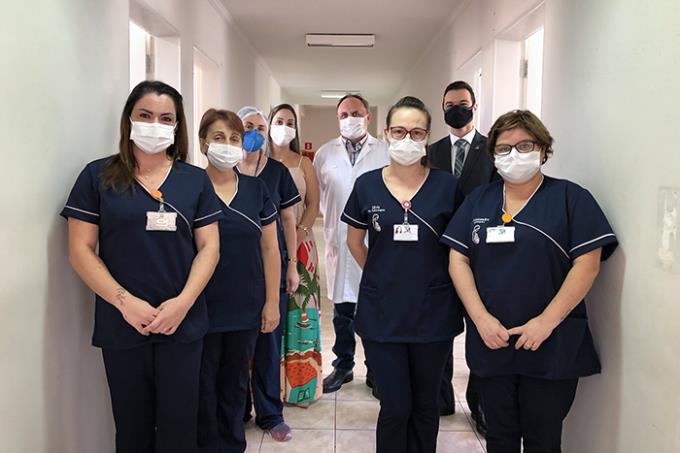 Representantes da universidade e município com a equipe do Ambulatório de gestação.