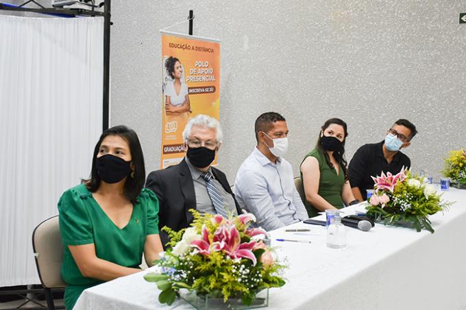 Composição da mesa: Sonia, Chinaglia, Paulinho, Rute e Flávio