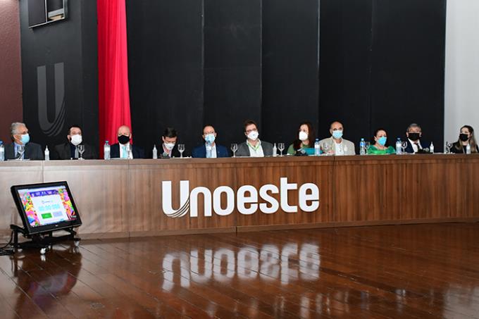 Mesa principal na cerimônia de abertura do evento, com a presença de profissionais da Medicina e do Direito
